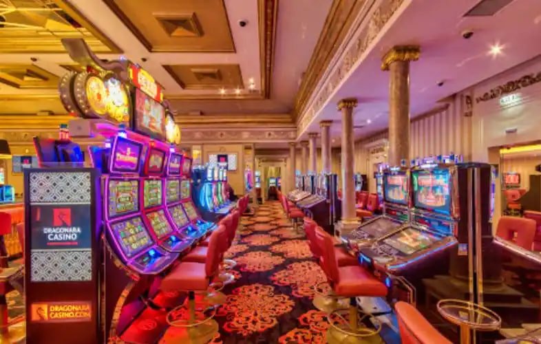 Tampilan antarmuka aplikasi fyrewin yang menampilkan permainan sportsbook dan live dealer